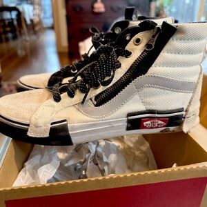 Sk8-Hi Reissue Ca Vans Off the Wall High-Top Sneakers in White and Black